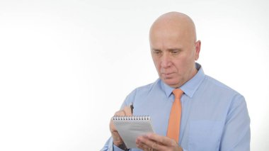 Bir cüzdan kullanarak kendine güvenen işadamı görüntüsü