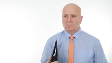 Elinde dosya olan kendine güvenen işadamı görüntüsü