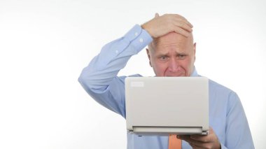 İşadamı kullanmak Laptop okuma hayal kırıklığına kötü Finansal haber Gesticulate gergin