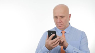 Cep telefonu kablosuz Internet ağı kullanarak kendine güvenen işadamı metin