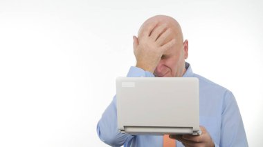 İşadamı kullanmak Laptop okuma hayal kırıklığına kötü Finansal haber Gesticulate gergin