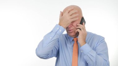 Gergin işadamı Gesticulate tahriş işitme kötü haber mobil