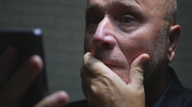 Smartphone kablosuz bağlantı kullanarak korkmuş işadamı metin