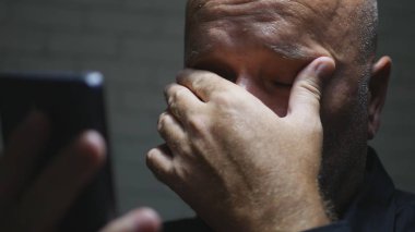 Smartphone kablosuz bağlantı kullanarak hayal kırıklığına işadamı metin