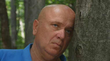 Bir dağ orman görüntüde umutsuz adamın