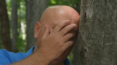 Bir dağ orman görüntüde umutsuz adamın