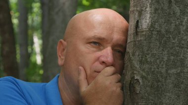 Bir dağ orman görüntüde umutsuz adamın