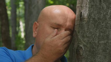 Bir dağ orman görüntüde umutsuz adamın