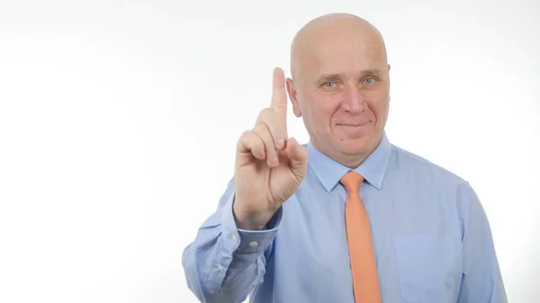 Geschäftsmann lächelt und macht Aufmerksamkeitsgesten mit dem Finger — Stockfoto