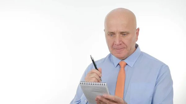 Imagen Confiada Del Hombre Negocios Usando Libro Bolsillo — Foto de Stock