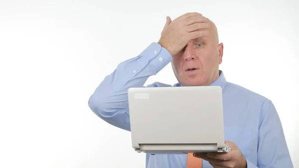 Разочарованный Бизнесмен Использовать Ноутбук Читать Плохие Финансовые Новости Жестикулировать Нервный — стоковое фото