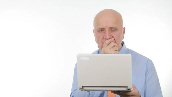 Besviken Affärsman Användning Laptop Läsa Dåliga Finansiella Nyheter Gestikulera Nervös — Stockfoto