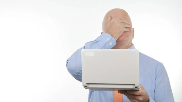 Csalódott Üzletember Használ Laptop Olvasható Rossz Pénzügyi Hírek Gesticulate Ideges — Stock Fotó