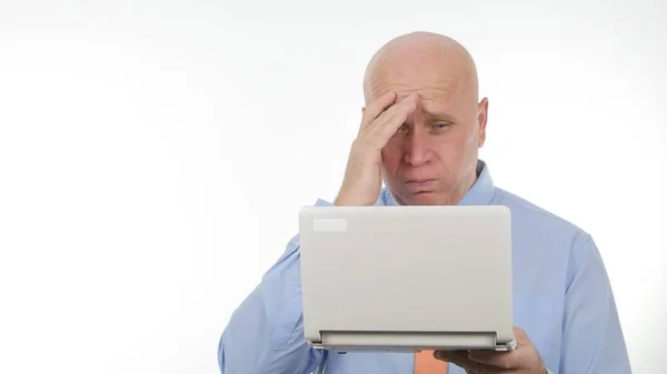 Empresário Decepcionado Usar Laptop Ler Notícias Financeiras Ruins Gesticular Nervoso — Fotografia de Stock