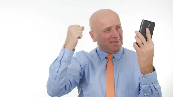 Happy Businessman Make Enthusiastic Winner Gestures Lecture de bonnes nouvelles sur mobile — Photo