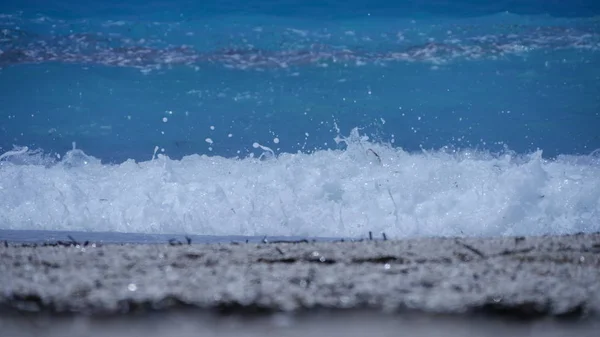 大海, 蓝色的海水, 白色和美丽的波浪 — 图库照片
