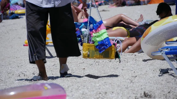 在炎热的夏日, 海滩上的推销员形象 — 图库照片
