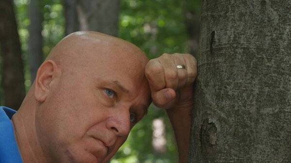 Образ отчаявшегося человека в горном лесу
