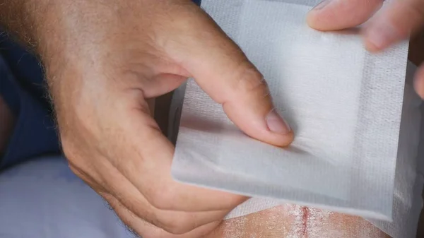 Medico Mettere una fasciatura nuova e pulita su una ferita al piede — Foto Stock