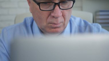 İşadamı Office iş kullanarak bir Laptop finansal hesaplamalar yapmak