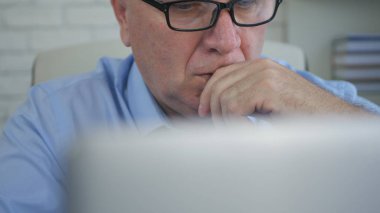 İşadamı Office iş kullanarak bir Laptop finansal hesaplamalar yapmak