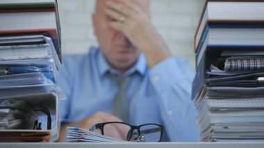 Sorunlu işadamının görüntü Arşiv odasında üzgün ve hayal kırıklığına
