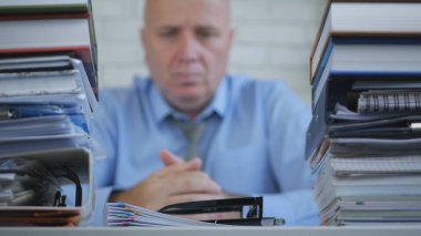 Muhasebe ofisinde düşünceli düşünme emin işadamı bulanık görüntü