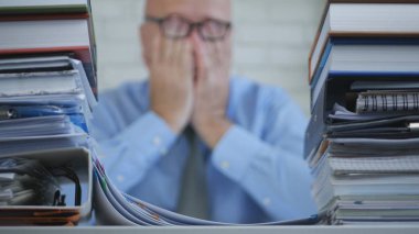 Geç saatlere kadar muhasebe ofisinde yorgun işadamı ile bulanık görüntü