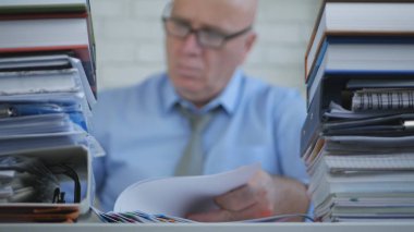 Bulanık görüntü işadamının muhasebe arşiv belgeleriyle çalışma
