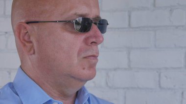 Güneş gözlüğü takıyor kendine güvenen bir işadamı ile görüntü