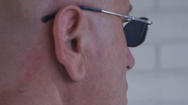 Güneş gözlüğü takıyor kendine güvenen bir işadamı ile görüntü