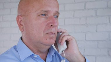 Telefon bağlantı kullanarak işadamı görüntü konuşma iş