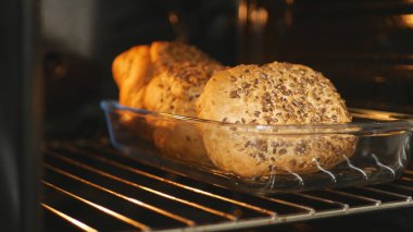 Ev mutfak fırında pişmiş taze ekmek ile görüntü