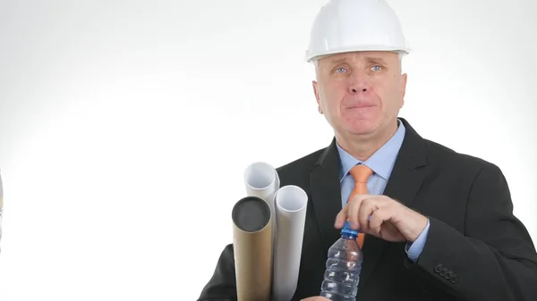 Ingenjör Med Planer Händerna Dricka Friskt Vatten Flaska — Stockfoto