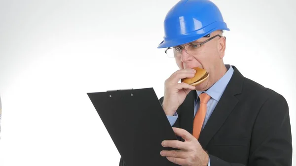 Uitgehongerd Ingenieur Genieten Van Een Lekkere Snack Documenten Lezen — Stockfoto