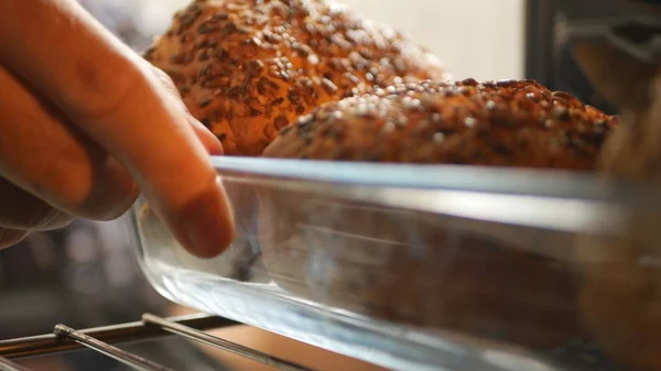 Imagem Com Homem Cozinhando Pão Fresco Forno — Fotografia de Stock