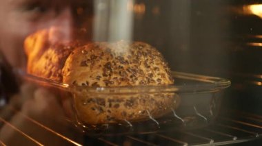 Adamın ekmek için mutlu görünüyordu fırın cam yansıması bulanık görüntü Ok işareti