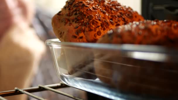 Man beeld wazig maken kijken tevreden in Oven in keuken — Stockvideo