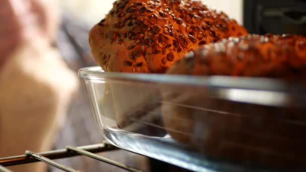 Hombre borrosa imagen hacer buscando satisfecho dentro del horno en la cocina — Vídeos de Stock