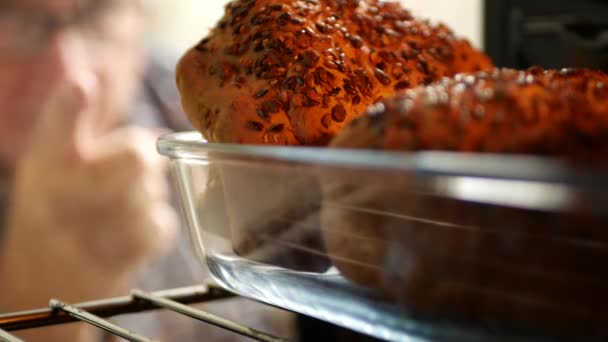 Hombre borrosa imagen señalando con el dedo delante del horno en la cocina — Vídeo de stock