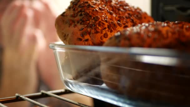 Mann mit verschwommenem Bild klatscht vor Ofen in Küche in die Hände — Stockvideo