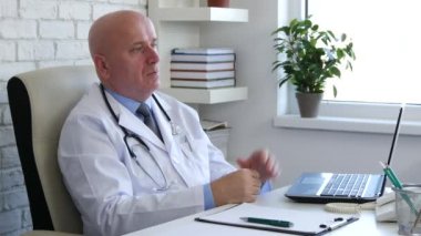 Hastane ofisinden coşkulu Merhaba el hareketleri yapma Doktor tanıtım