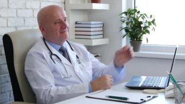 Doktor görüntü tıp kabine yapmak Ok el işareti iyi iş hareketleri