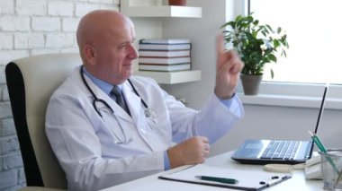 Gülümseme kabin odasında doktor ve hiçbir parmak işareti yapmak