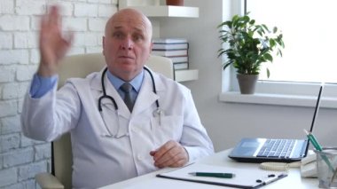 Hastane ofisinden coşkulu Merhaba el hareketleri yapma Doktor tanıtım