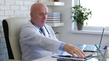 Doktor hasta ve yazma tıbbi reçete ile hastane kabine dilinde