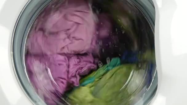 Wasserij Machine wassen draaien en draaien van de natte kleren — Stockvideo