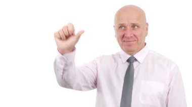 Parmak ile işaret ve başparmak antipati aşağı uyarı gülümseyen iş adamı görüntü