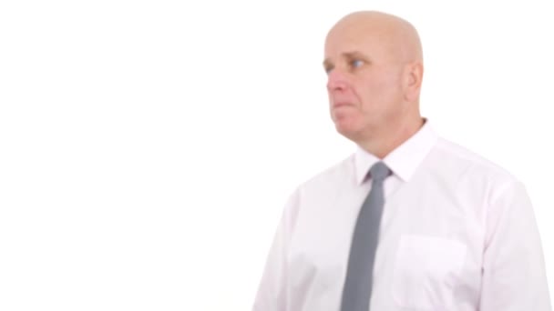 Беспокойный бизнесмен проверяет ручное дежурство перед поздней деловой встречей — стоковое видео