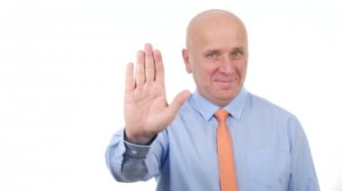 İşadamı gülümseme ve yasak erişim anlamına gelen el hareketleri durdurmak olun